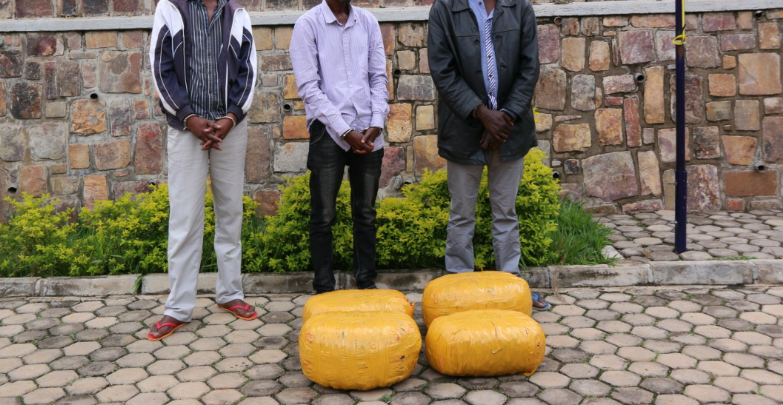 Polisi yerekanye abagabo batatu yafatanye udupfunyika 8000 tw’urumogi