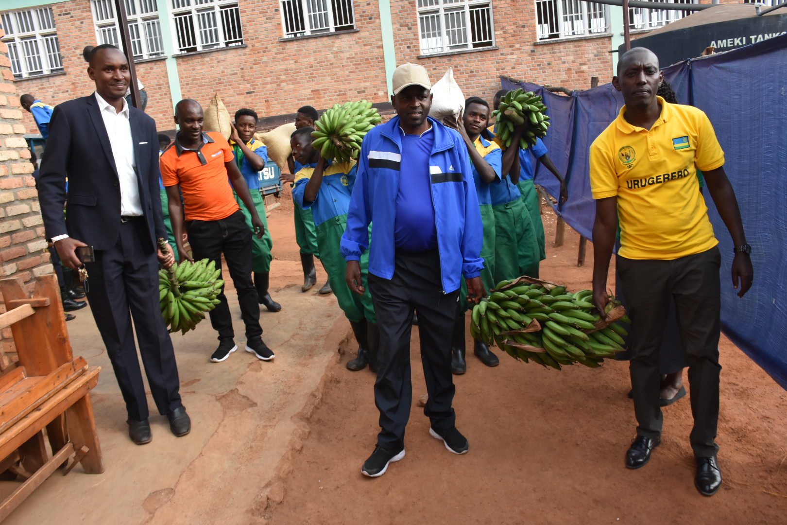 Kamonyi: Abaturage b’Umurenge wa Rukoma bashyikirije ingishywa intore ziri ku rugerero