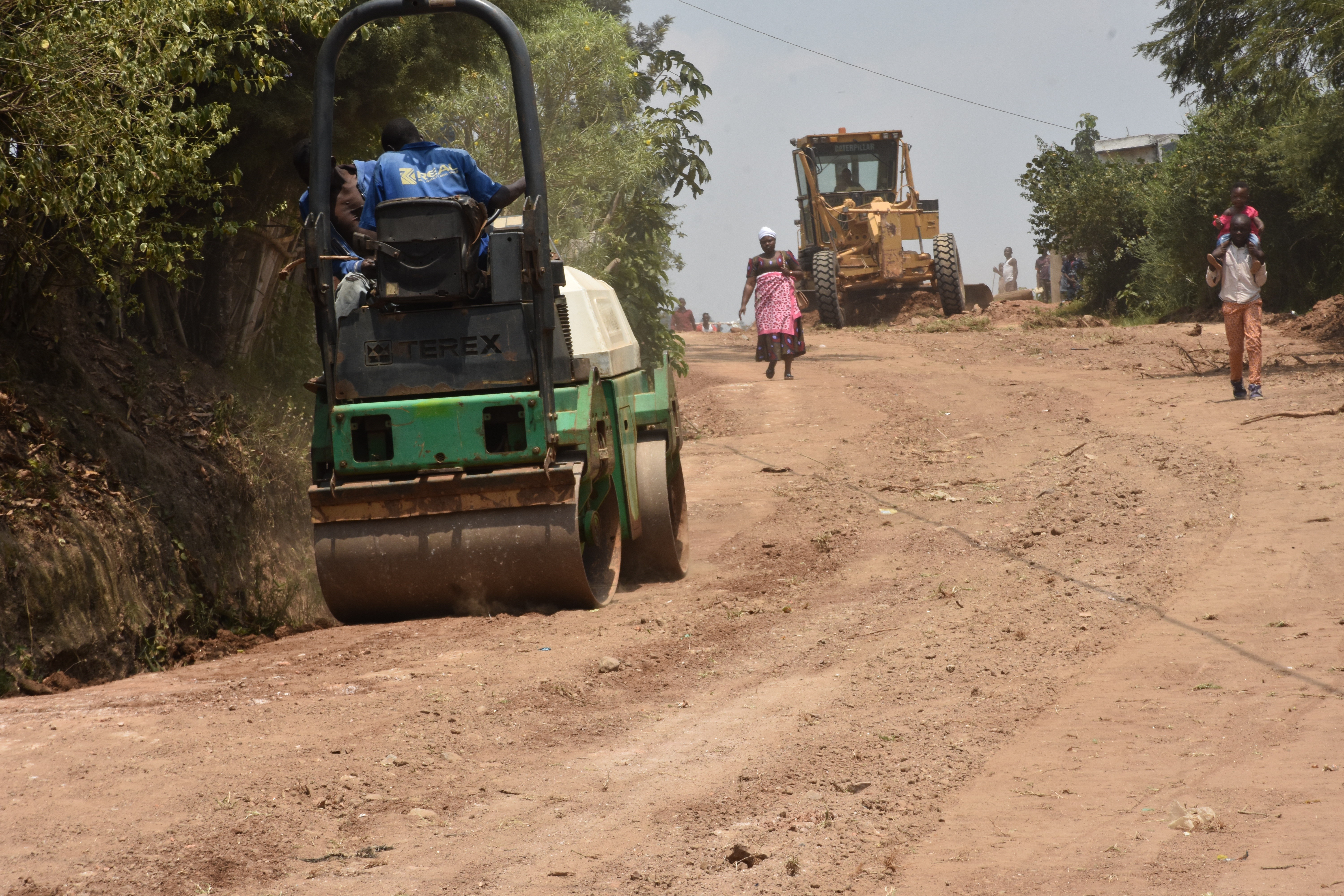 Kamonyi/Rugalika: Abaturage mu kagari ka Sheli bikoze ku mufuka bitunganyiriza umuhanda