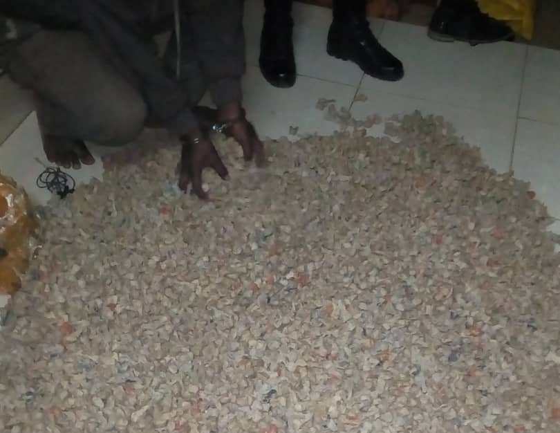 Rulindo: Abagabo babiri bavaga Rubavu bafatanwe udupfunyika 9,218 tw’Urumogi