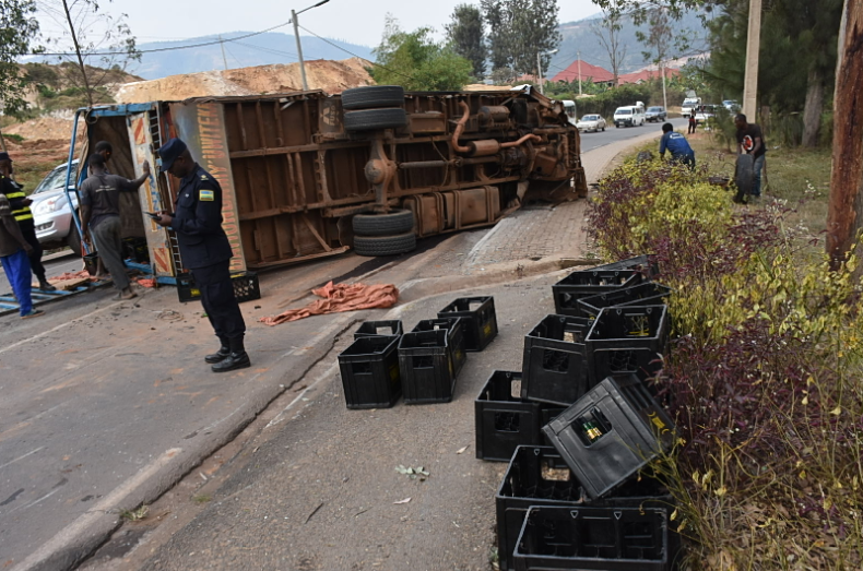 Kamonyi: FUSO yabuze feri igonga Tagisi-Hyace ( Twegerane) batandatu barakomereka