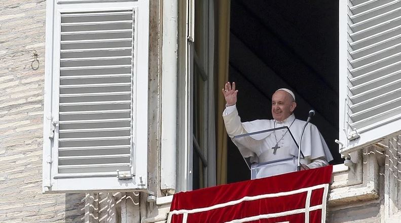 Papa Francis yaheze muri Esanseri bituma akererwa isengesho