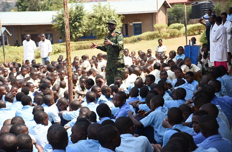 Kamonyi: Umunyeshuri afunze akekwaho gutera mwarimu umukasi akamukomeretsa