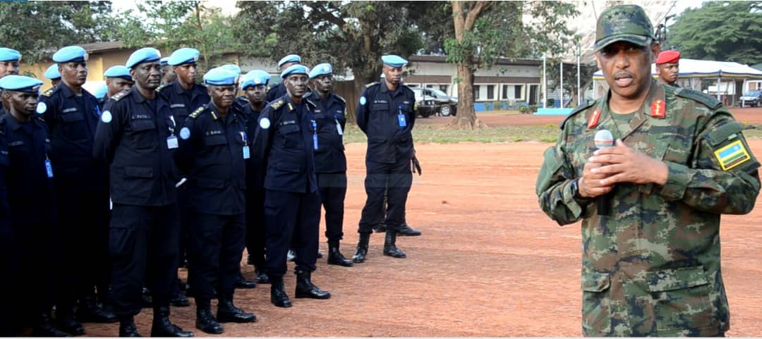 Gen. Nyamvumba yasuye abanyarwanda bari mu butumwa bwo kugarura amahoro muri Centre Africa