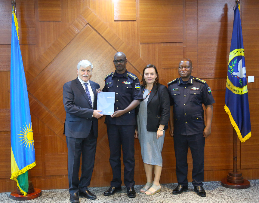 Umuyobozi mukuru wa Polisi y’u Rwanda yakiriye mu biro bye Gen.(Rtd) Romeo Dallaire