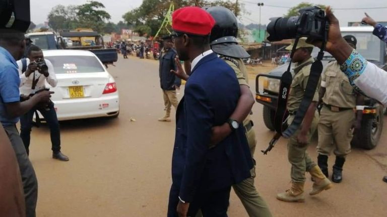 Igipolisi cya Uganda cyataye muri yombi umuririmbyi akaba n’Umunyepolitiki, Bobi Wine