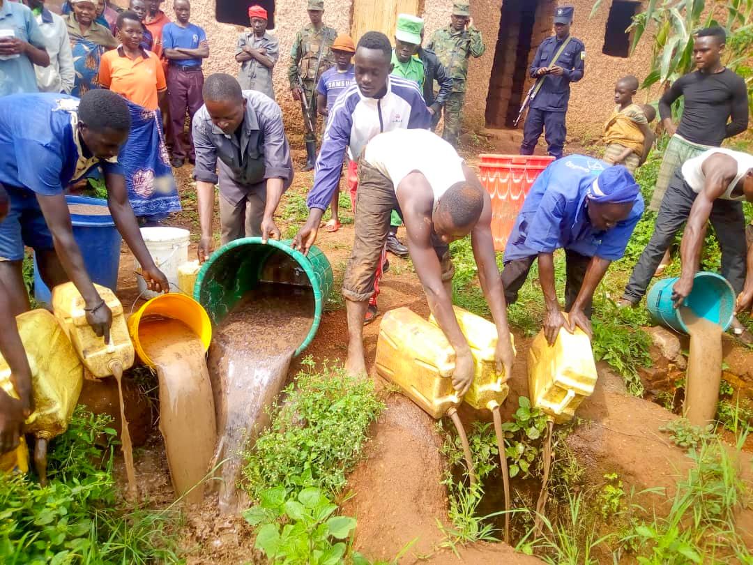 Kirehe: Inzoga zitemewe zitwa “Ibiseyeye” zafatiwe mu baturage ziramenwa, bahabwa ubutumwa