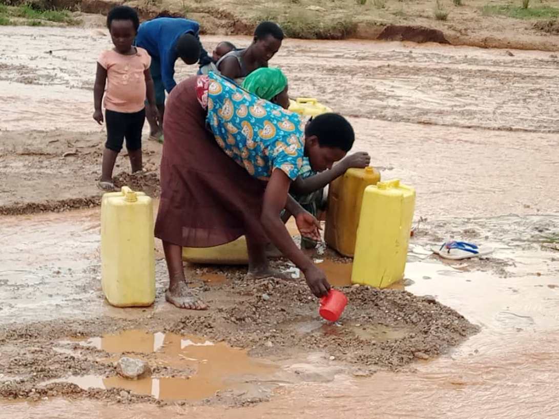 Kamonyi-Ngamba: Bashakira amazi mu twobo two mu mucanga, ubuyobozi buti “murasubizwa vuba”