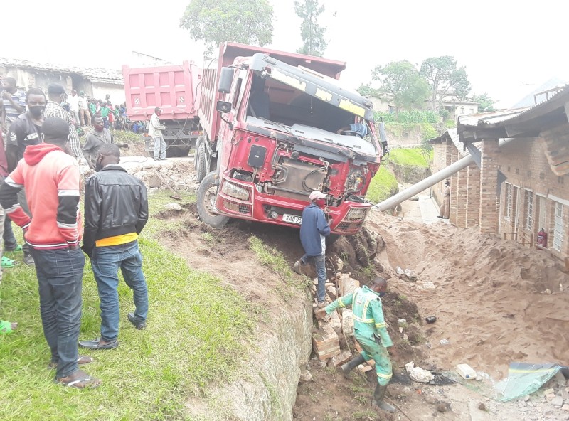 Kamonyi: Impanuka y’ikamyo yangije inyubako z’ikigo nderabuzima cya Musambira