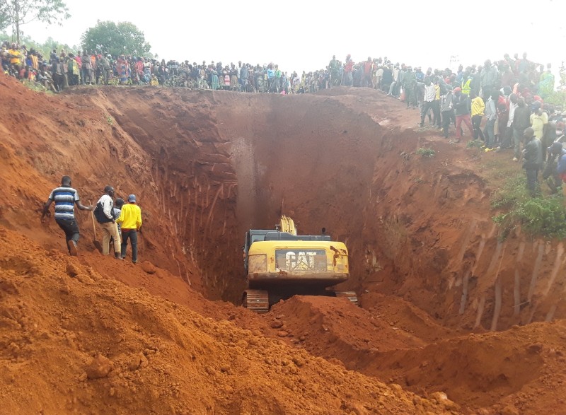 Kamonyi-Rukoma: Amasaha yashize arenga 28 hagishakishwa batatu bagwiriwe n’ikirombe