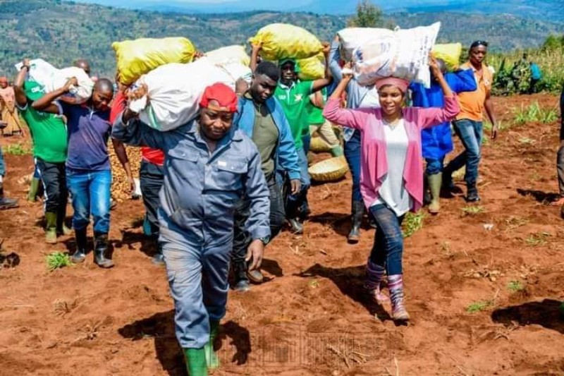 Burundi: Amafoto ya Perezida Ndayishimiye yikoreye ibirayi avuye gukura yavugishije benshi