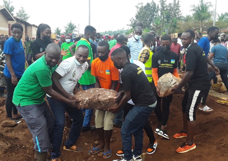 Kamonyi-Rukoma: Bamwe mu babyeyi baherekeje abana babo, babafasha mu bikorwa bitangira Urugerero