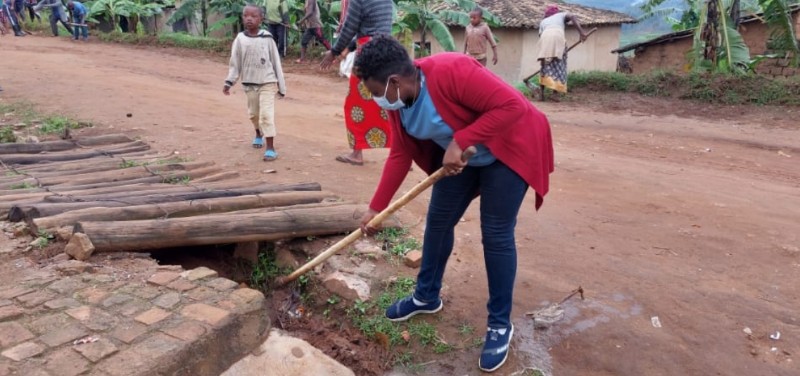 Muhanga-Igitondo cy’Isuku: Guverineri Kayitesi yasabye ababyeyi gutoza abakiri bato kugandukira isuku