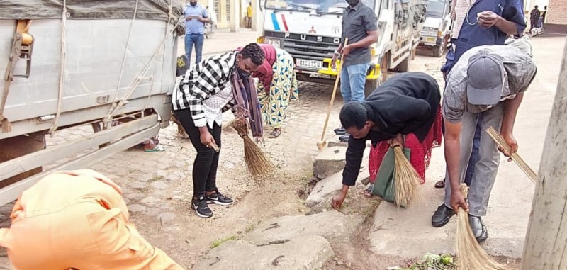 Muhanga: Guverineri Kayitesi, yibukije abacuruzi ko gukorera mu mwanda bizabacaho abakiriya