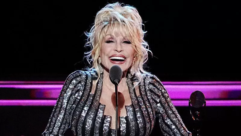 Dolly Parton, icyamamare muri Country Music yahawe igihembo cya Miliyoni 100$ na Jeff Bezos
