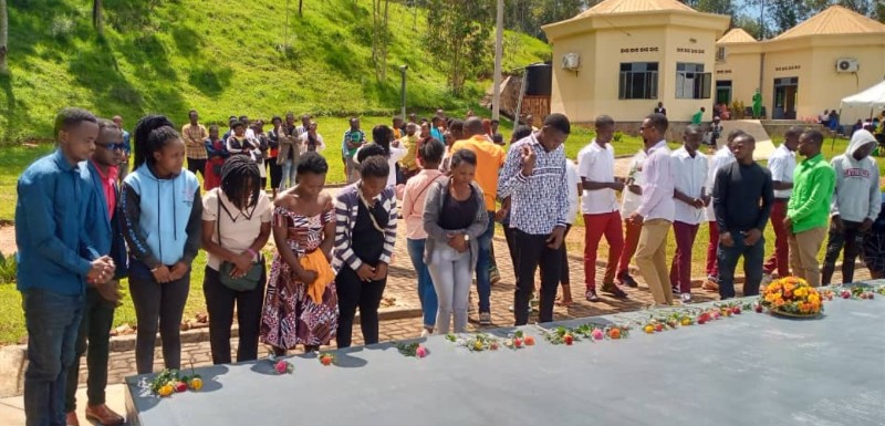 Muhanga/#Kwibuka29: Urubyiruko rwishwe muri Jenoside rwibutswe, abato bahabwa umukoro