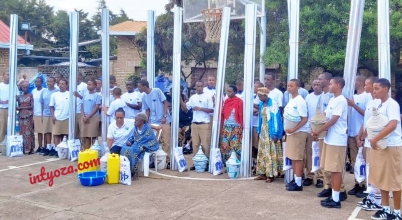 Ubuyobozi n’Abanyeshuri ba ESB Kamonyi baremeye abatishoboye 12, barimo uwahawe amazi mu rugo
