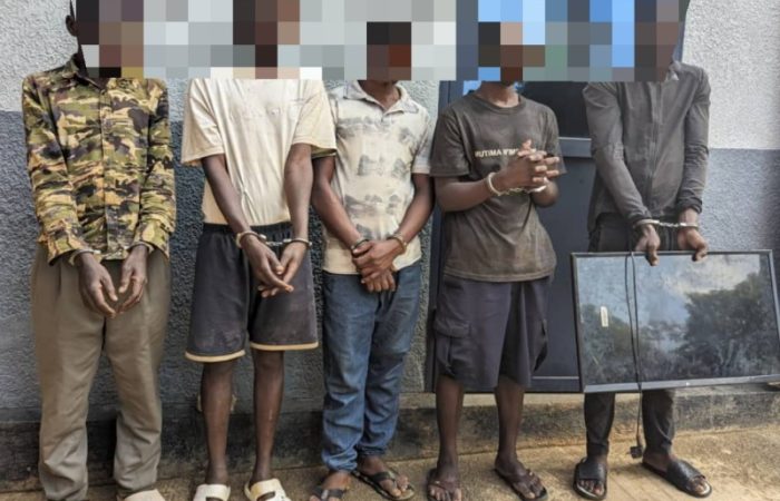 Kamonyi-Rugalika: Polisi yataye muri yombi abakekwaho ubujura bwo gutegera abantu mu nzira no gutobora inzu